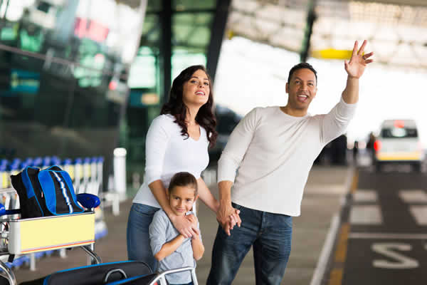 Famille accueillie a la sortie de l'aeroport