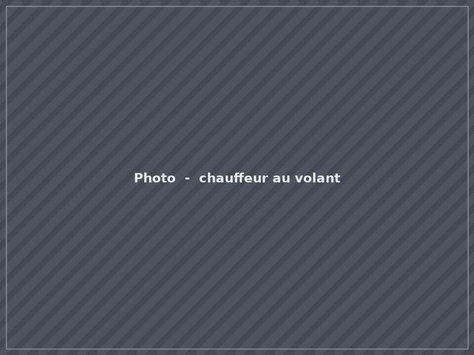 Chauffeur au volant saluant le client